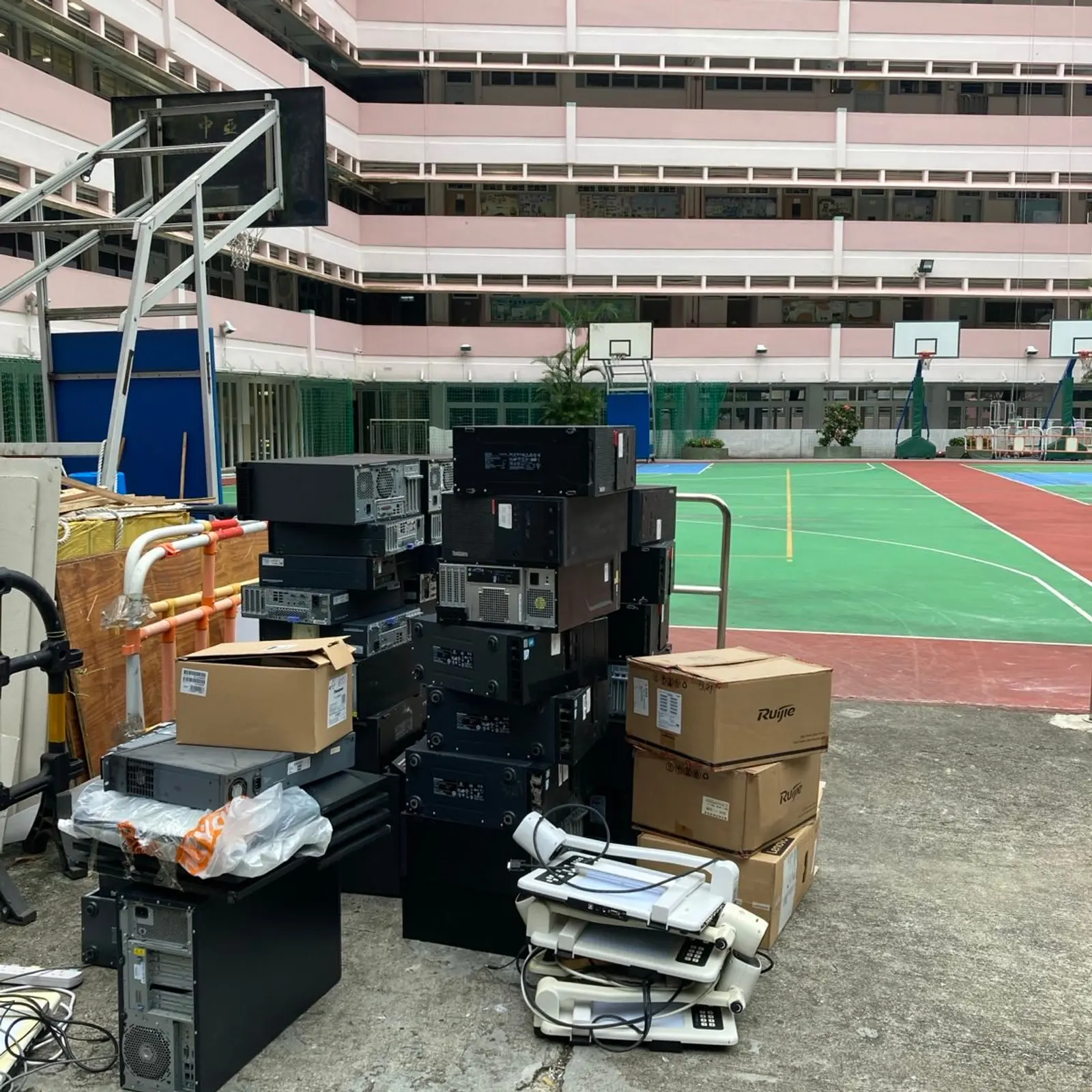 學校走廊內已整理的桌面電腦及顯示器